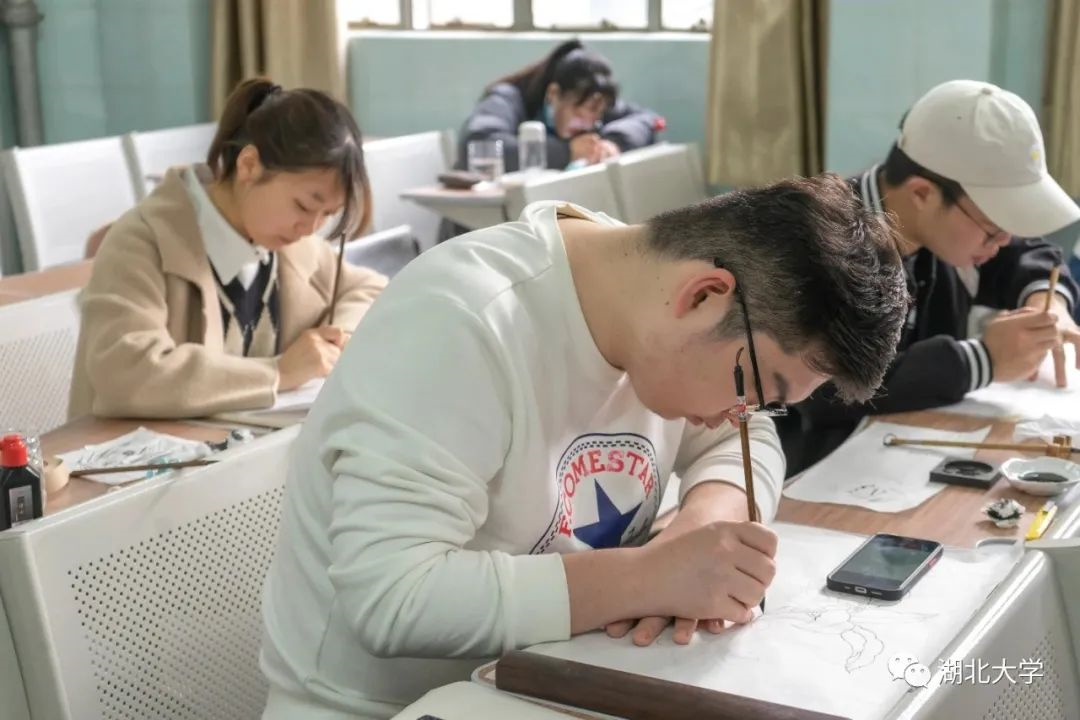 大学课程：品酒、爬树、陶艺、太极剑、飞镖、陕北秧歌...羡慕了