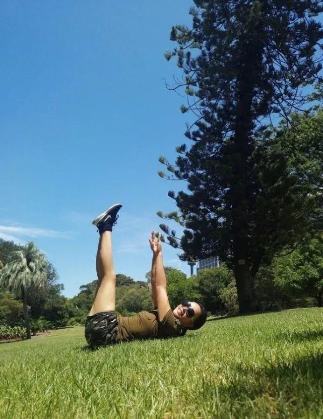 刘晓庆没刻意追求瘦，在公园锻炼阳光有活力，69岁爱美也要健康