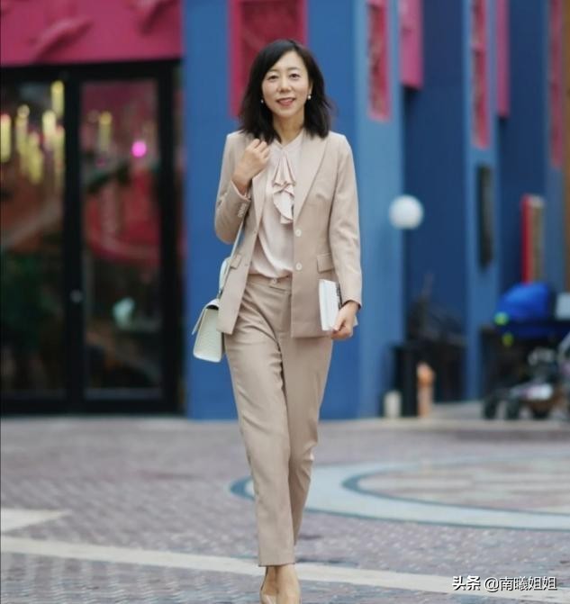 人到中年身材走样，穿裤子该“紧”还是该“松”？看完你就懂了