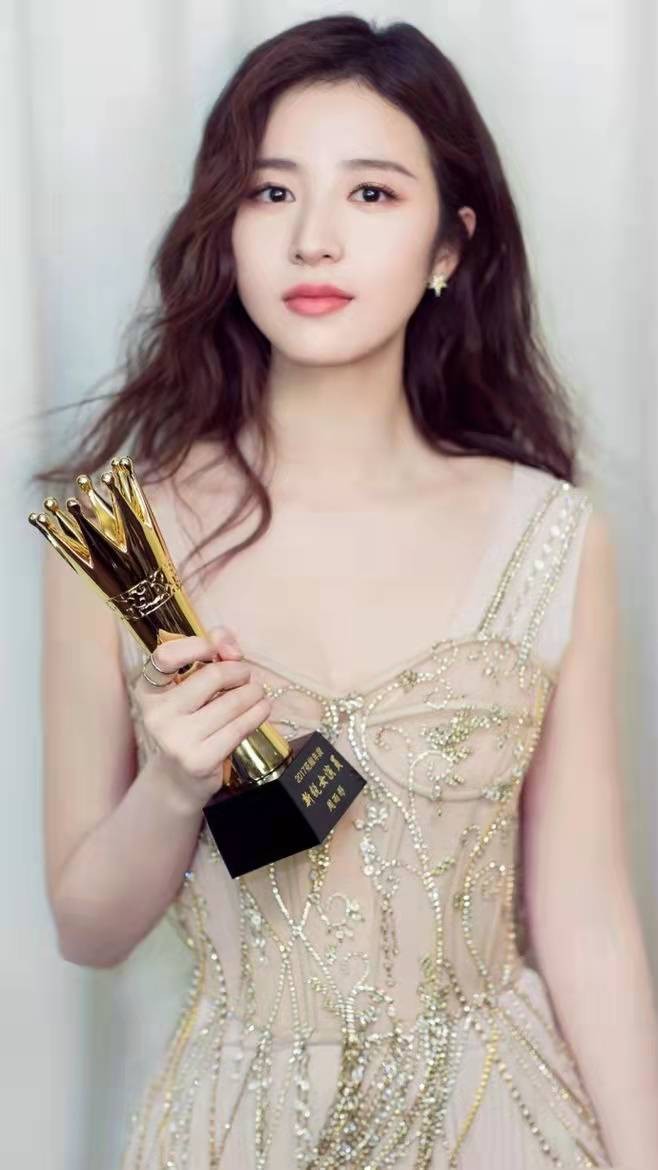 周雨彤：被水枪呲到脱妆，素颜一点都不像27岁的人