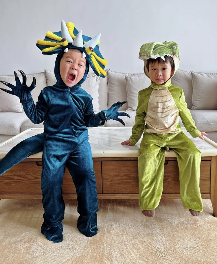 胡杏儿俩儿子扮恐龙，哥哥神情生动搞怪，闭眼亲吻弟弟超有爱