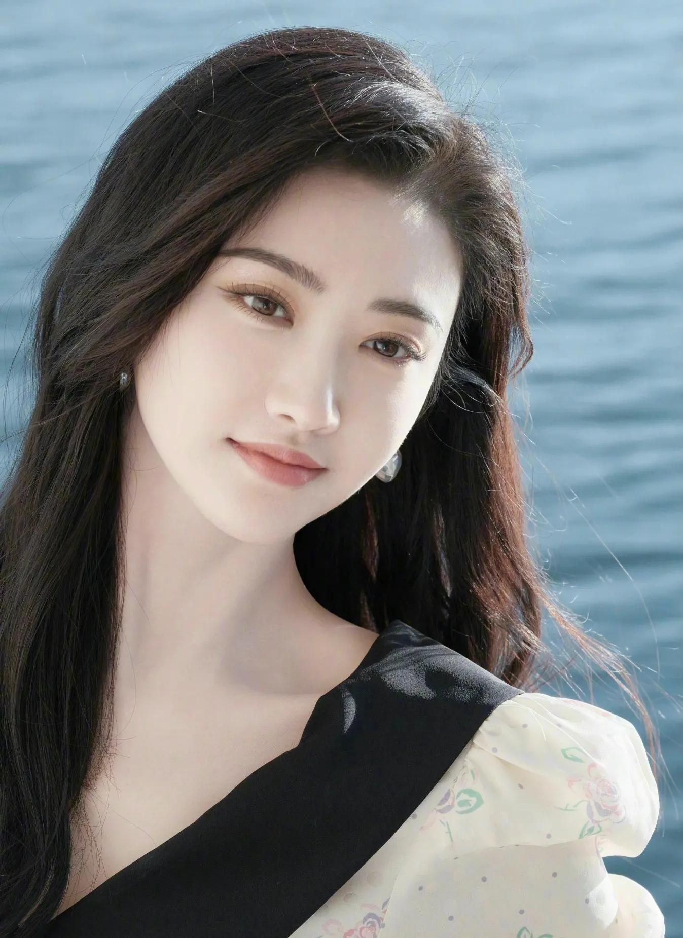 身穿翠花裙的景甜