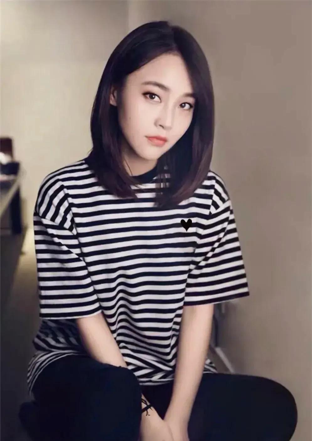 和以往文艺风不一样的张佳宁，黑白调服饰，复古的妆容，酷酷的