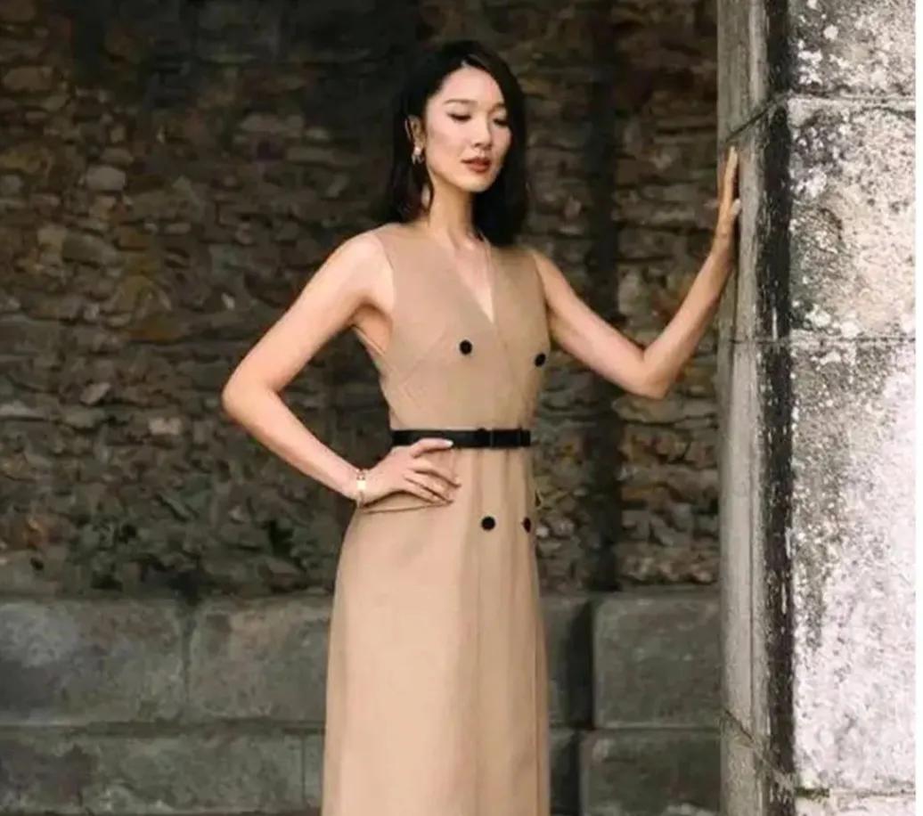 王祖蓝真会穿，穿着驼色无袖连衣裙真是高大尚，身高太显眼
