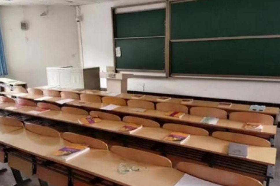 一组清华教室实拍图，上课抢座都陷入“内卷”？被嘲高学历低素质