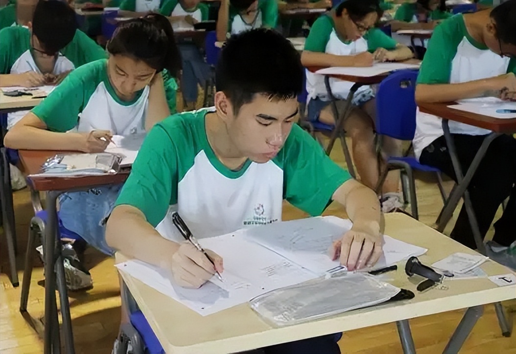 高考题会比模拟题简单吗？资深教师：真相可能出乎你的意料