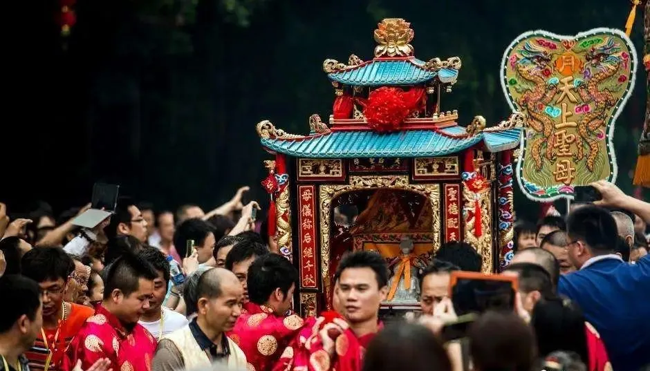 魔幻台湾:在妈祖庙前看钢管舞,在送葬队里看比基尼
