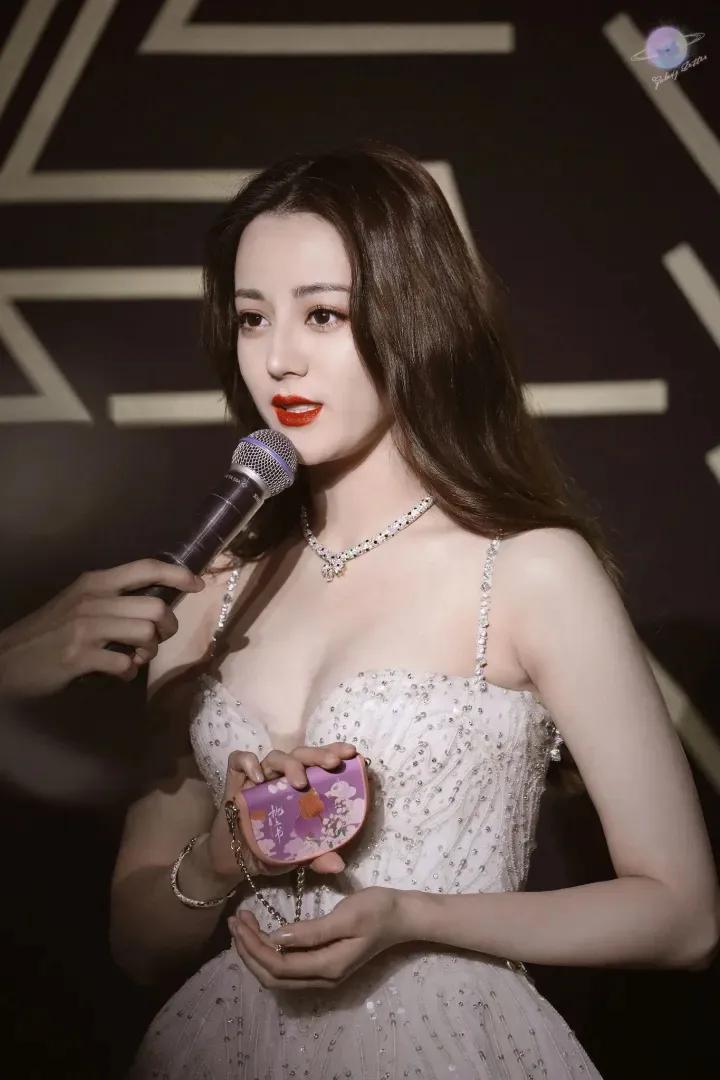 迪丽热巴的颜值是否过誉？