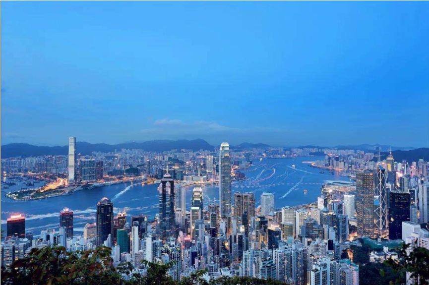毛主席会见英国贵宾，提到香港问题，指着邓小平：那时是他们的事
