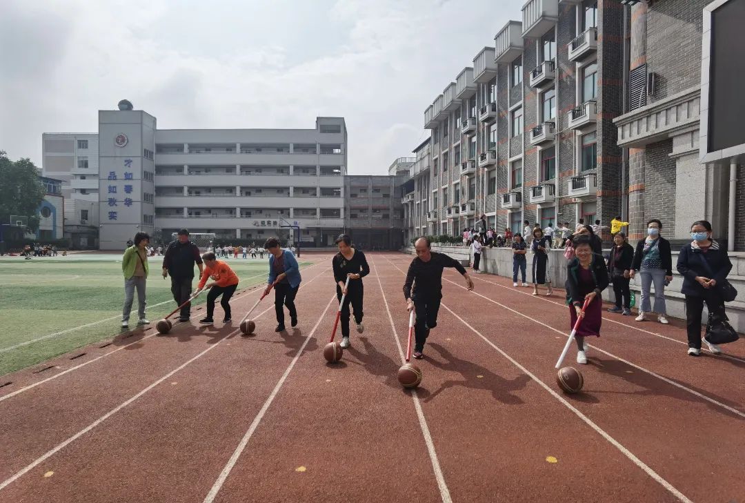 天府新区华阳实验小学举行“爱成都 迎大运”退休职工趣味运动会