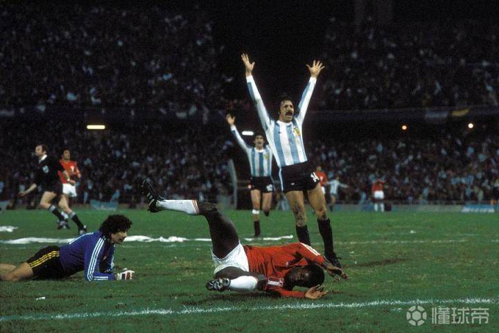 世界杯对阿根廷政府的影响(1978世界杯阿根廷夺冠前赢下的关键一战，背后竟是政治操纵？)