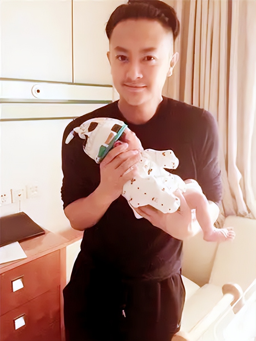 印小天与哈林娜离婚5年：他在悲痛中送走父亲，她单身带着儿子