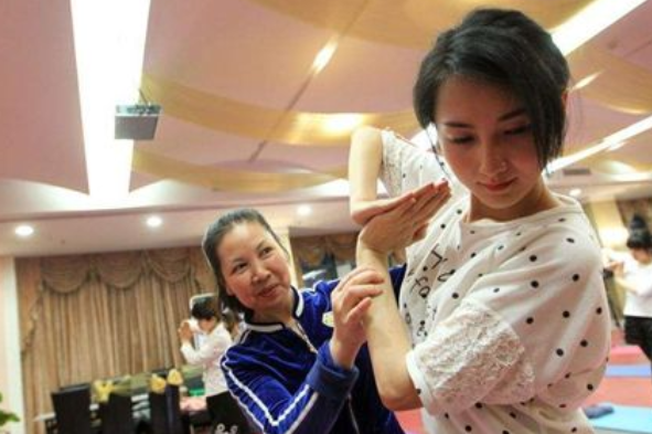 “背母上学”感动中国的刘霆，10年后变成美女，不少网友表示理解