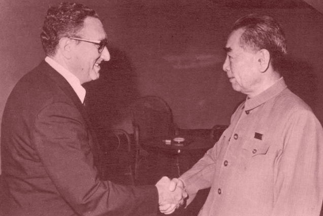外国人刁难周恩来：为何要用美产钢笔？周恩来一句话对方哑口无言