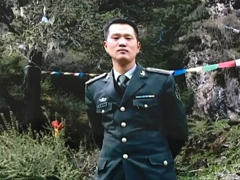 爸爸牺牲10年妈妈瞒了10年，10岁扬州小学生去了爸爸牺牲的地方