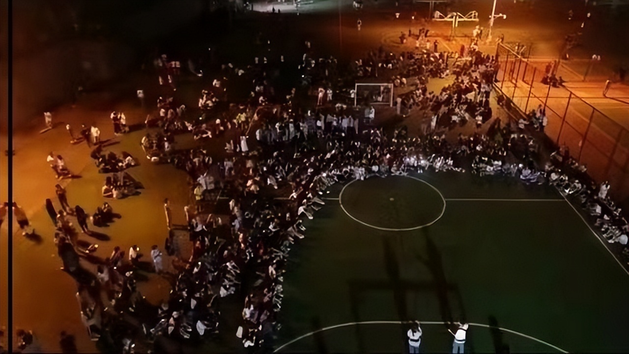 封校后的大学生都在做什么？男生宿舍玩捉迷藏，女生宿舍演宫斗剧