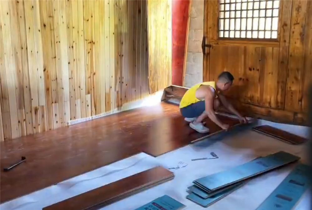 他用1个月时间，将乡下废旧木屋，变成舒适小家，住后不想回城里