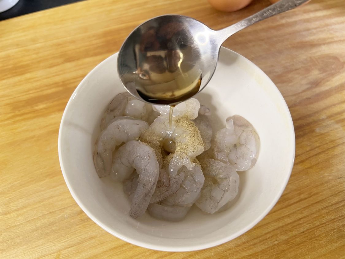鸡蛋和虾仁是绝配，建议：有条件多给孩子吃，抓住春季长高黄金期