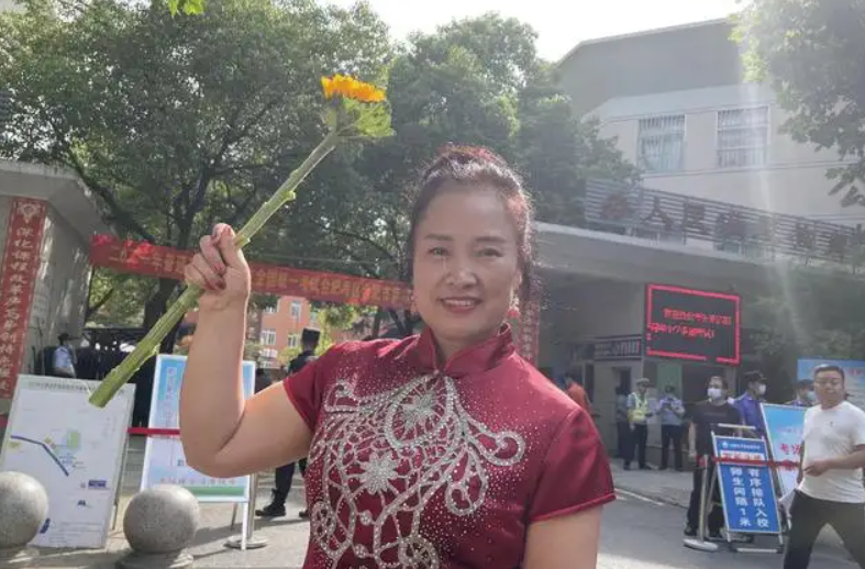 家长陪同孩子高考，到底要不要穿旗袍、拿鲜花，班主任一语道破