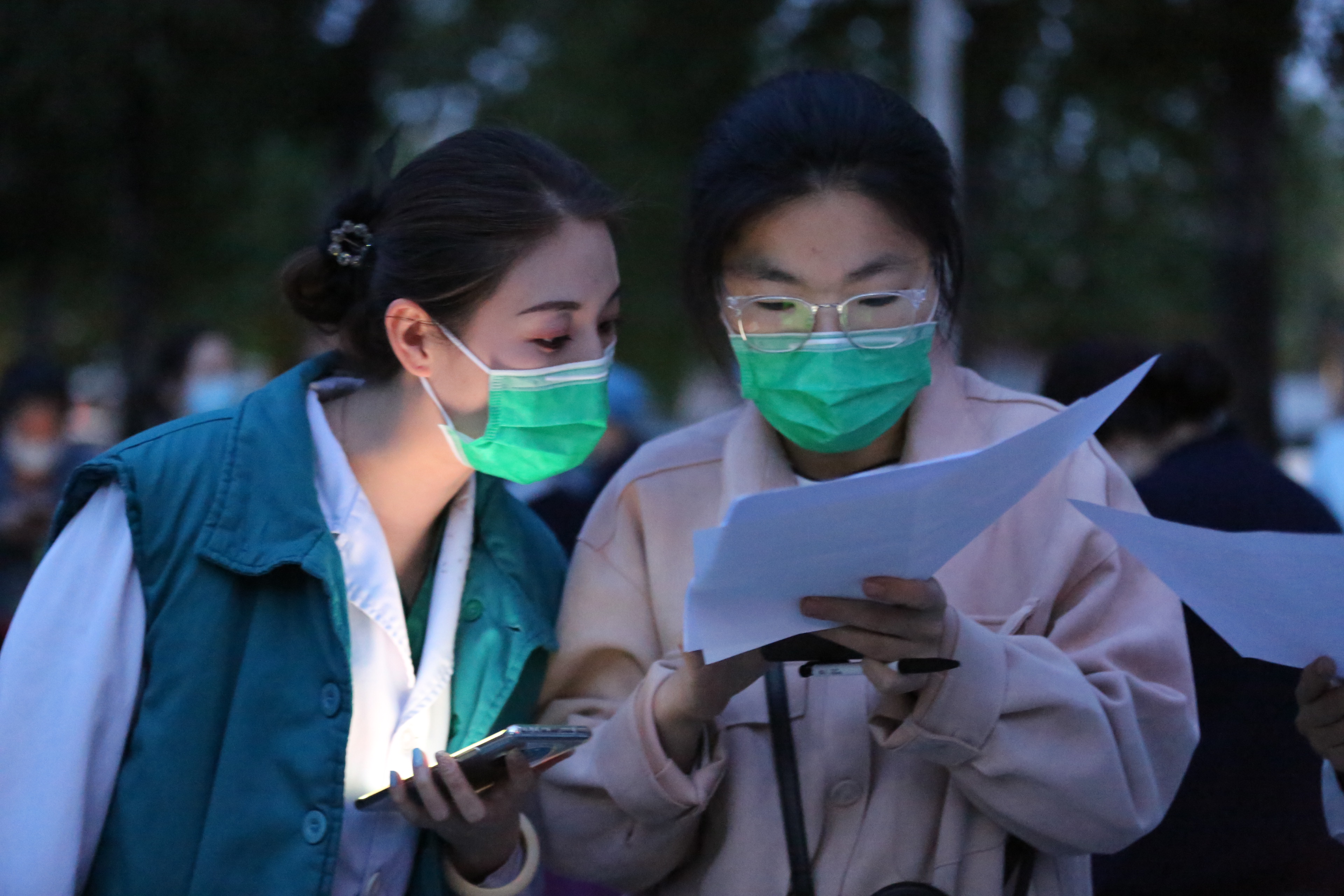 郑州九院核酸采样医疗队赴金水区、惠济区支援全民核酸采样