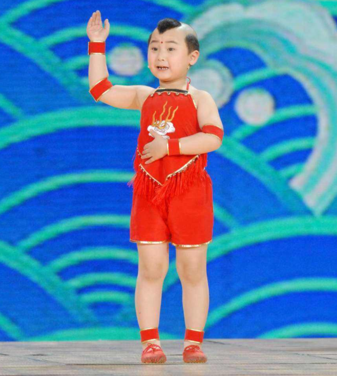 "年画娃娃"邓鸣贺:春晚结束不久确诊绝症,病逝后妹妹继承衣钵