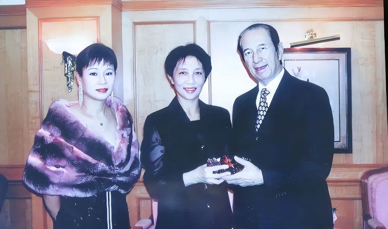 当豪门太太有多难？何超莲透露，母亲陈婉珍曾压力大导致患抑郁症