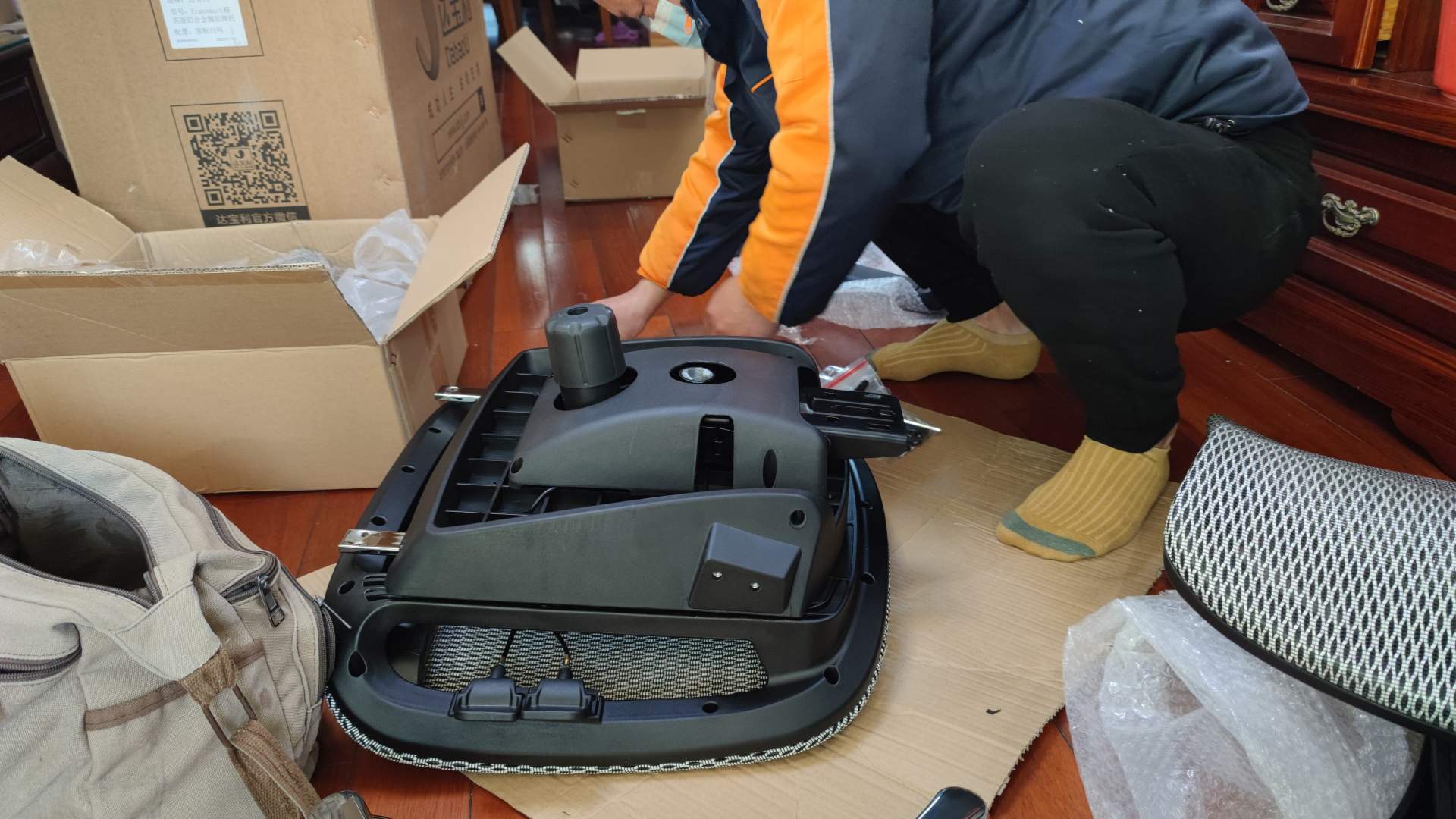 是不是出色的人体工学椅，坐坐才知道