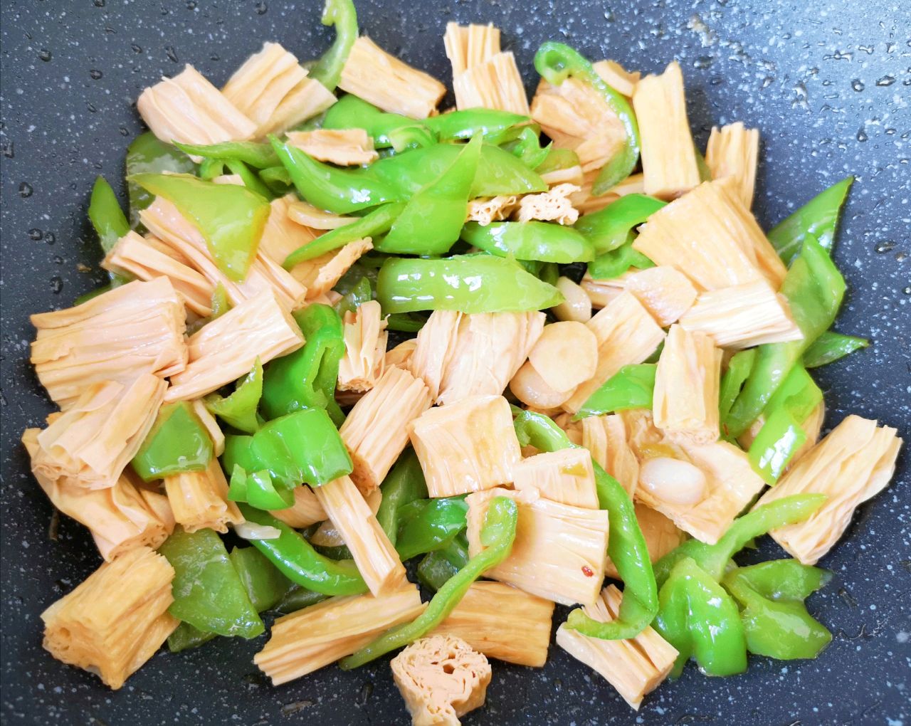 青椒腐竹这样炒，给肉都不换，10分钟就上桌，家人抢着吃