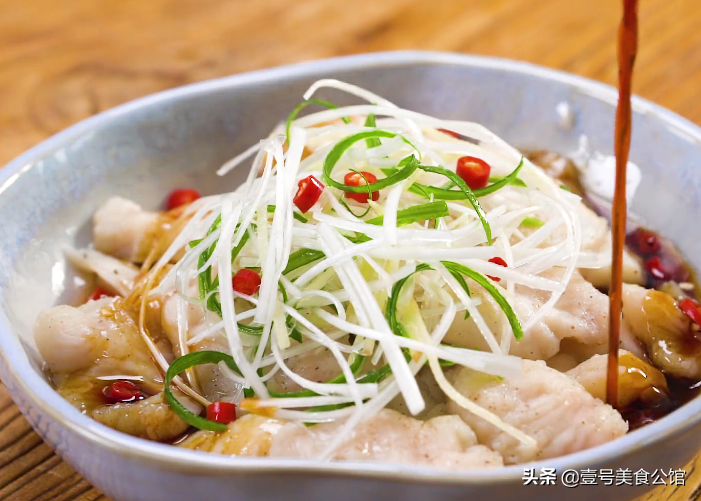 鲜嫩味美的油泼鱼片，操作简单，微辣又解馋，家人爱吃的美食