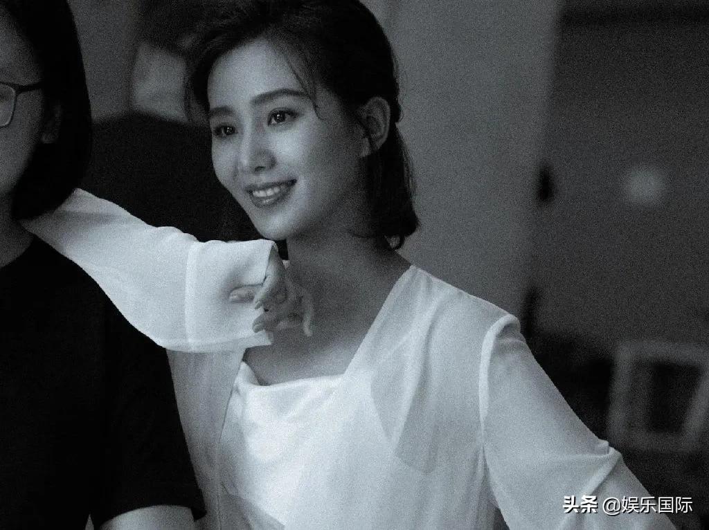 刘诗诗黑白色系花絮照释出 颜值抗打气质好