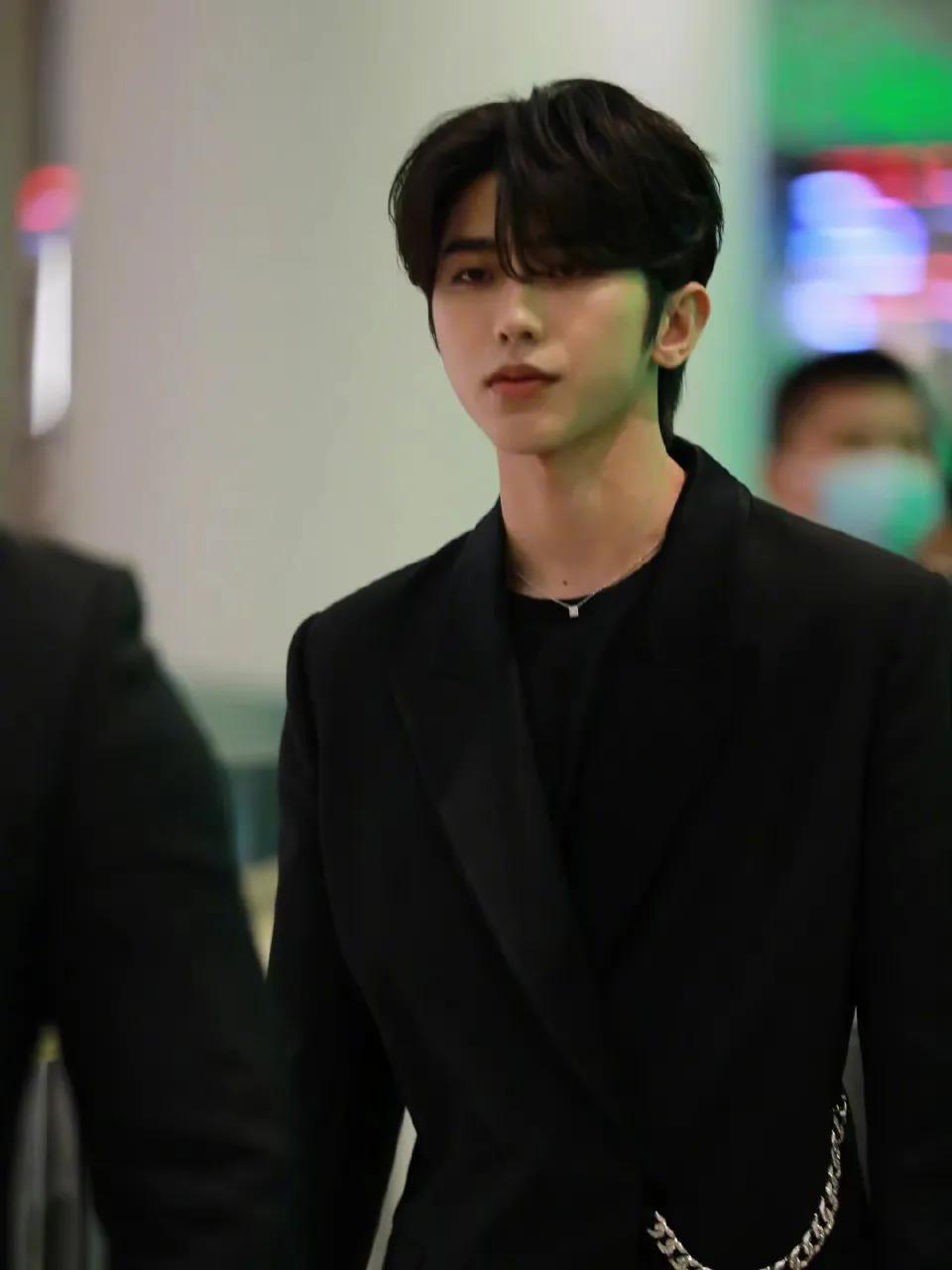 生图比精修好看的十位男明星：杨洋朱一龙太精致，任嘉伦肖战惊艳