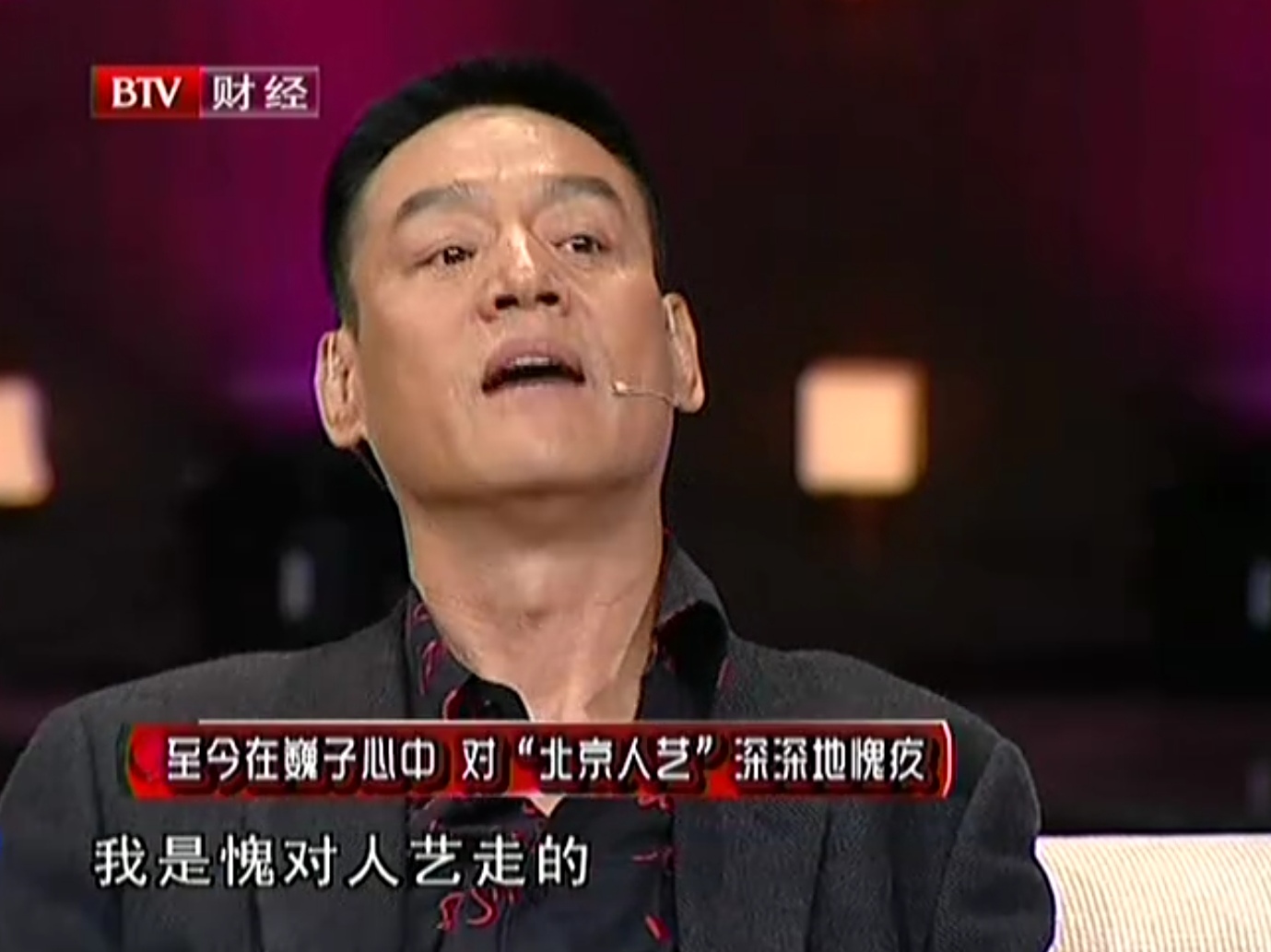 66岁巍子满头白发精神抖擞，从艺30余载，既有血泪也有忘恩负义