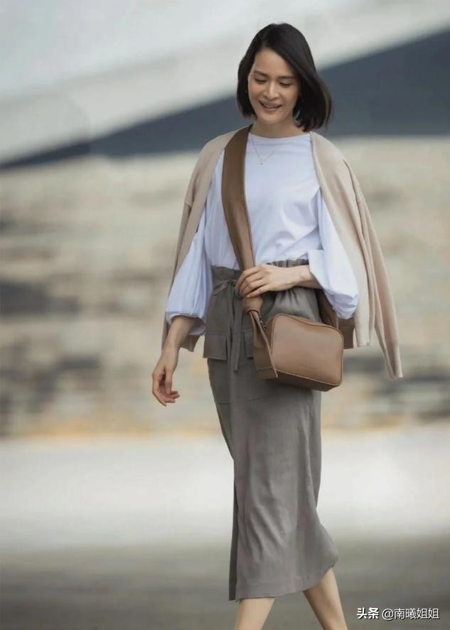 人到中年身材走样，穿裤子该“紧”还是该“松”？看完你就懂了