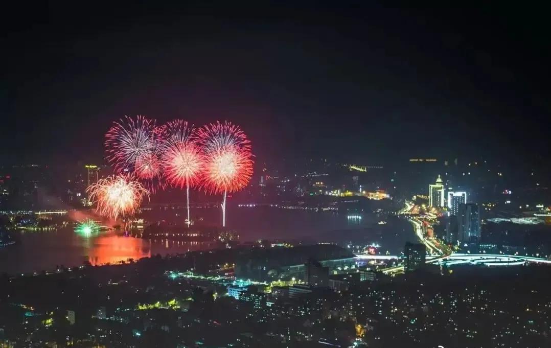 「古风诗」赋诗写除夕节，祝中国正直善良的人们春节快乐阖家幸福