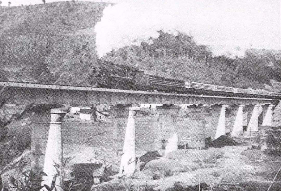 1979年75岁邓小平登黄山，随行人员担忧，邓小平：我比你们有经验