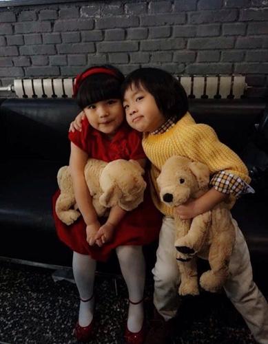 李湘晒母女近照，王诗龄靠着妈妈卖萌，试穿衣服身材高挑又瘦了