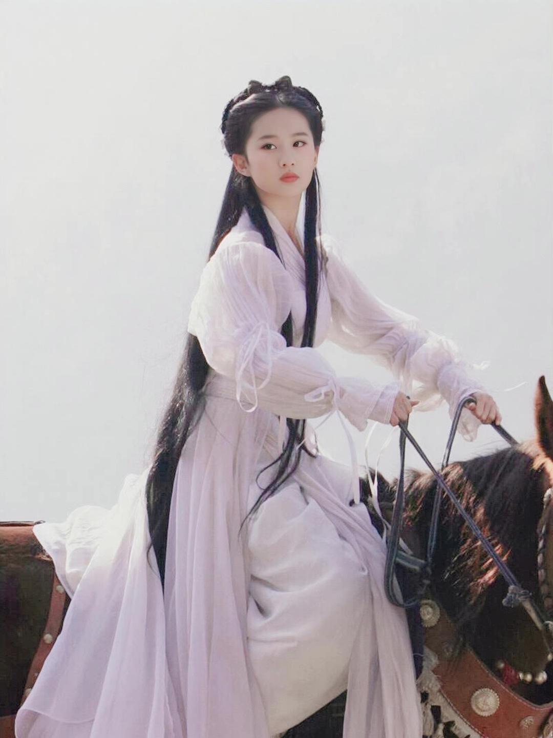 18年前刘亦菲的骑马照，感慨女娲是真的偏心