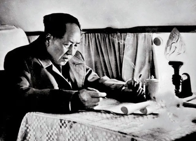 2020年李登辉遗体火化，女子当众泼其肖像油漆：死有余辜