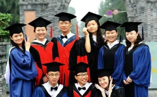 大学生入党决定权在2人手里，跟成绩无关，学生得罪错人还不自知