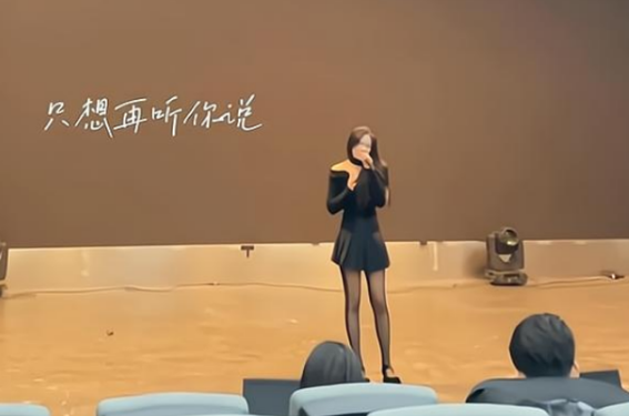 高校期末考试，女生穿丝袜与短裙参加，被质疑后回怼：现在21世纪