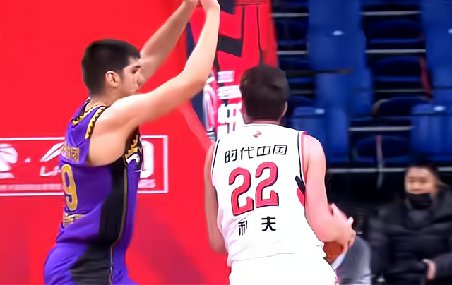 nba球员为什么打不了球(出战56分钟，爆砍47 17！他那么厉害，为何24岁就在NBA打不上球？)