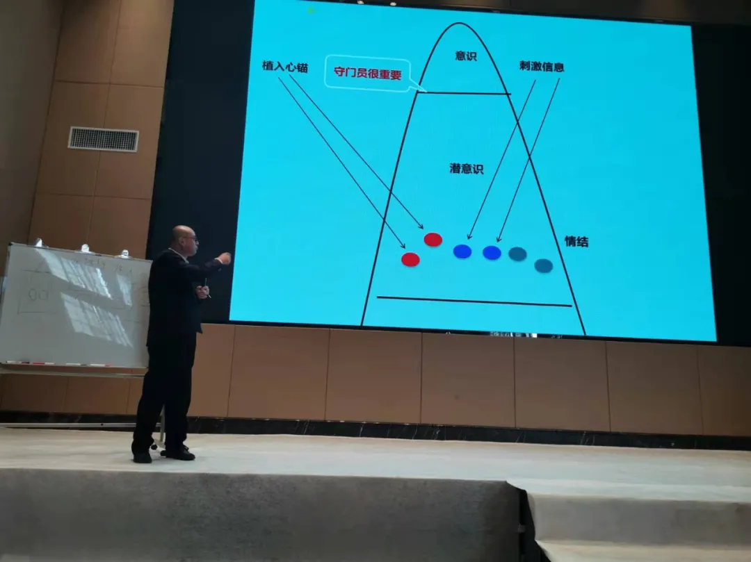 揭穿坑人的心理学培训！别对“大师”上头，小心中了他的蛊