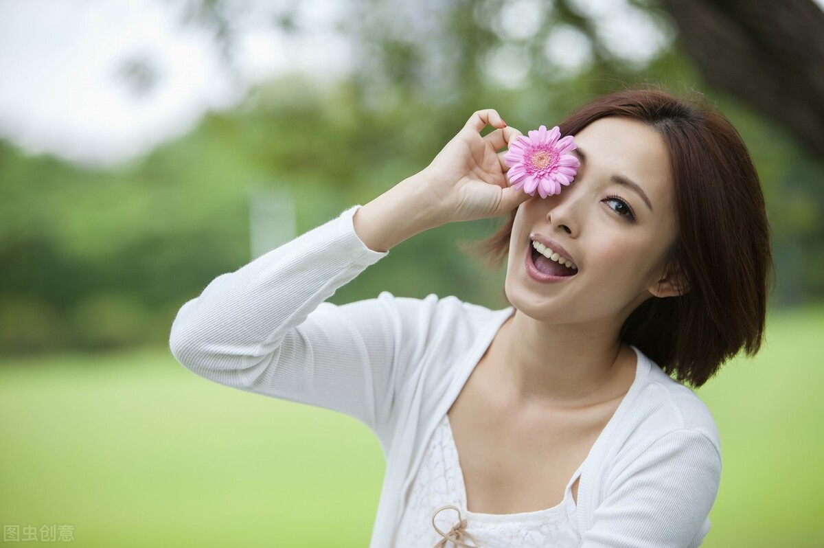 女人撕碎爱情，转身无畏前行。