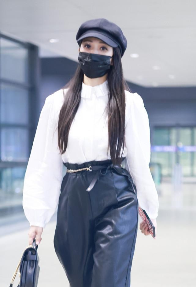 伊能静私下里好知性啊，白衬衫配黑色皮裤，感觉比实际年龄小很多