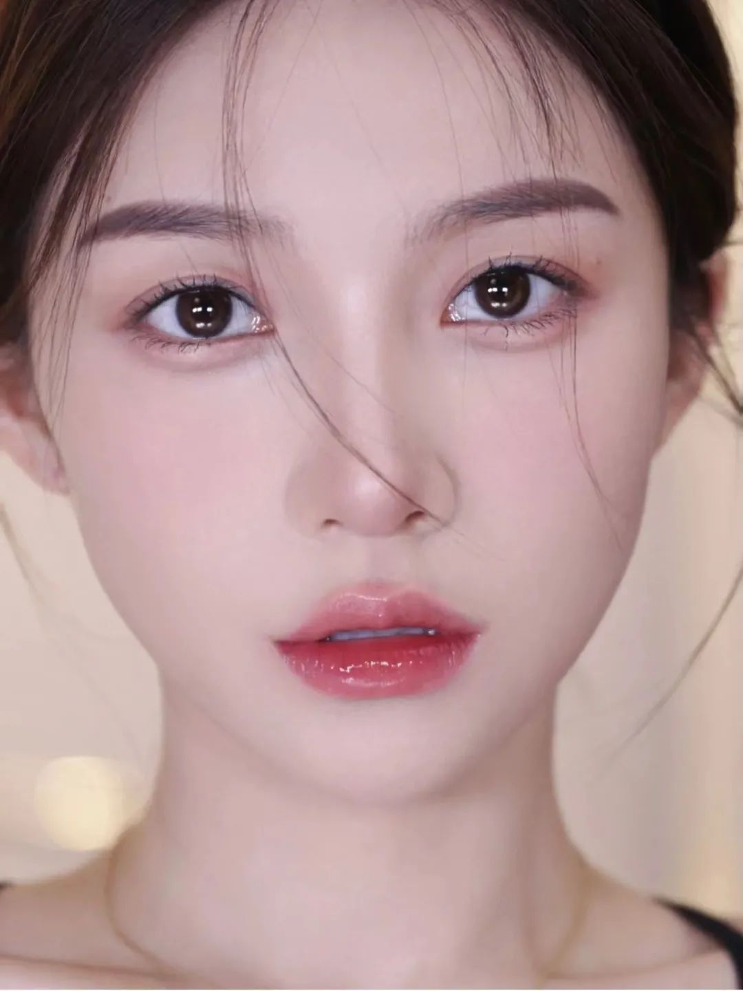 女人不管多大多老,出门尽量化淡妆,教你正确顺序,效果快又好看