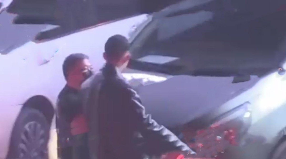 37黄轩深夜和友人聚餐！喝得大醉要人搀扶，高颜值圈外女友未现身