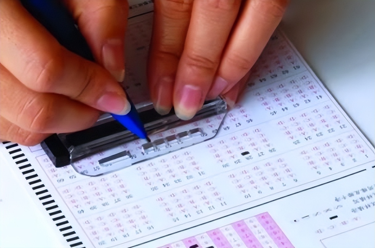 为什么高考一定要用2B铅笔？看到电脑扫描后的试卷，屏幕给出真相