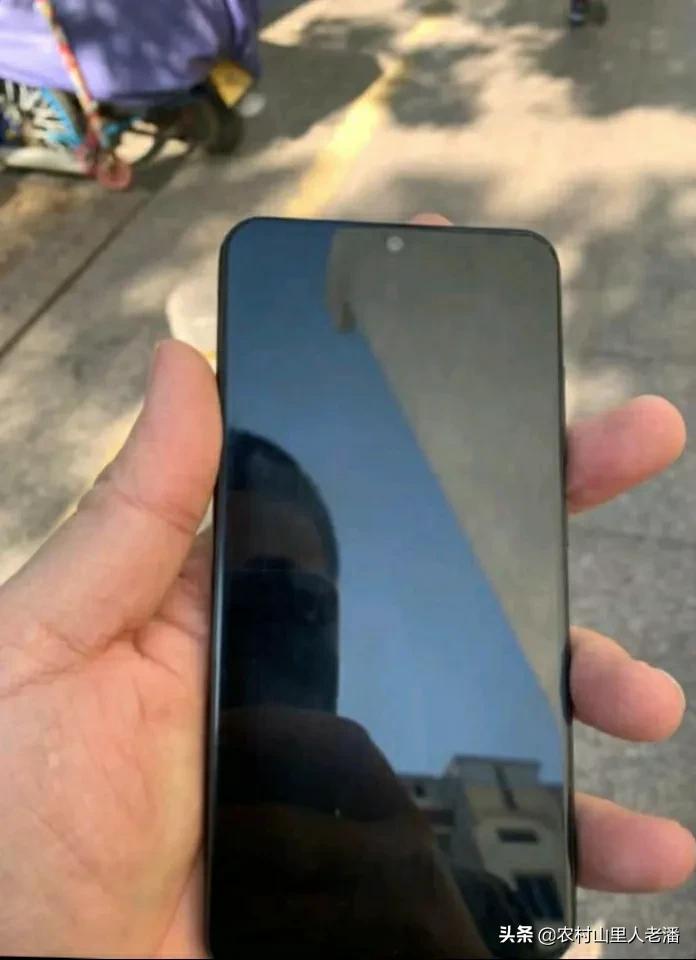 一台陪伴了我三年的手机，当初花几百块买的，现在成了主力机