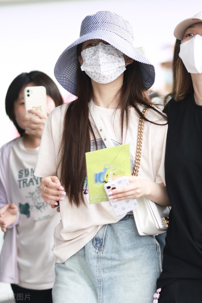 赵露思现身成都机场 明天参加《跑男》录制