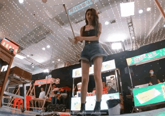 辣目洋子腰上一圈白花花的肥肉，让多少女孩惊醒，漂亮和体重无关